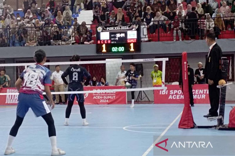 Tim putri Sumatera Utara saat berhadapan dengan Aceh pada pertandingan cabang olahraga sepak takraw nomor tim ganda di Gedung Idi Sport Center, Idi, Kabupaten Aceh Timur, Sabtu (14/9/2024). (ANTARA/M Haris SA)