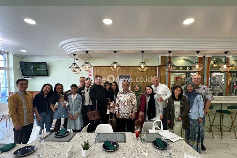 Konjen RI Cape Town Tudiono (tengah) pada acara sosialisasi peraturan dan layanan jemput bola pembuatan paspor di Port Elizabeth, Kamis (11/9/2024). (ANTARA/HO-KJRI Cape Town)