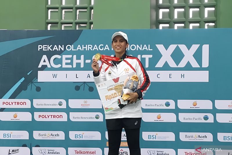 Atlet soft tenis kontingen Jawa Tengah, Allif Nafiiah, berdiri di podium usai berhasil mendapatkan medali emas dalam nomor tunggal putri dalam babak final soft tenis di Lapangan Soft Tenis Mapolda Aceh, Banda Aceh, Sabtu (14/9/2024). ANTARA/Nadia Putri Rahmani