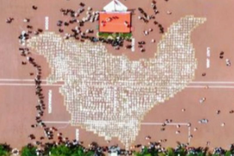 Karawang Raih Rekor Dunia dengan Peta Nasi Tumpeng Terbesar