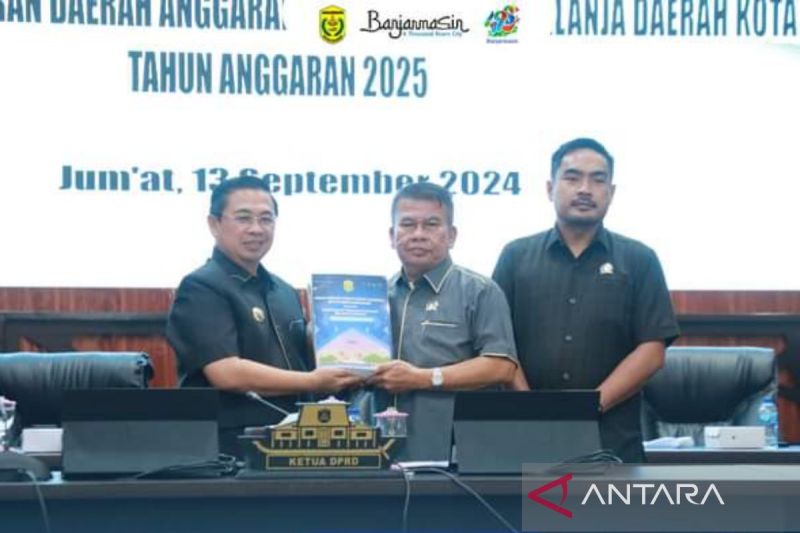 DPRD Banjarmasin Terima Raperda APBD 2025 untuk Pembahasan