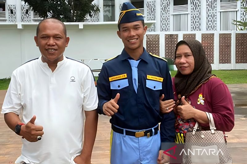 Laksamana Jiwa, kontingen Sumatera Utara, berfoto bersama ibu dan ayah. ANTARA/HO-PB PON