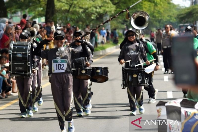 Tim drum band Jakarta saat mengikuti nomor lomba ketahanan dan ketepatan berbaris (LKKB) 4.000 meter putri pada Pekan Olahraga Nasional (PON) XXI/2024 di Deli Serdang, Sumatera Utara, Jumat (13/9/2024). ANTARA/HO-PB PON 2024