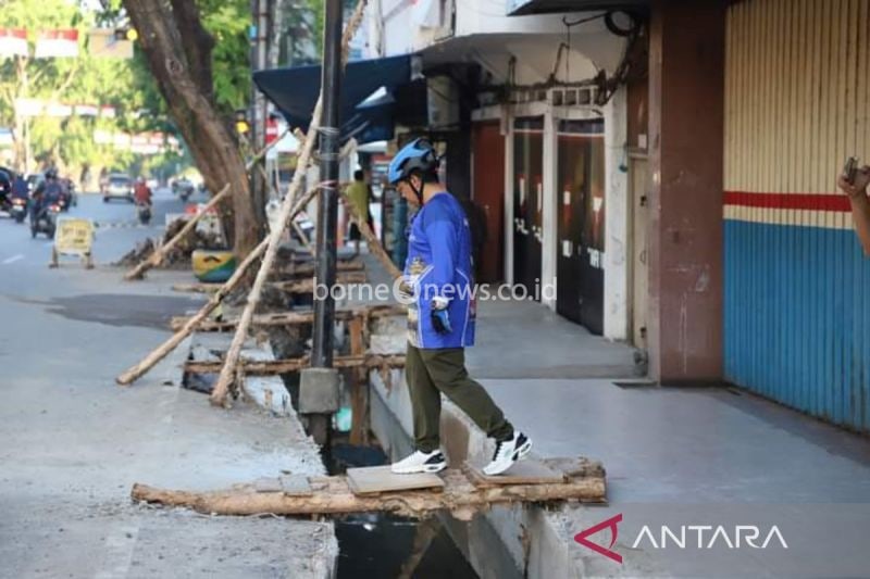 Pemkot Banjarmasin Perbaiki Drainase dan Trotoar di Pusat Bisnis