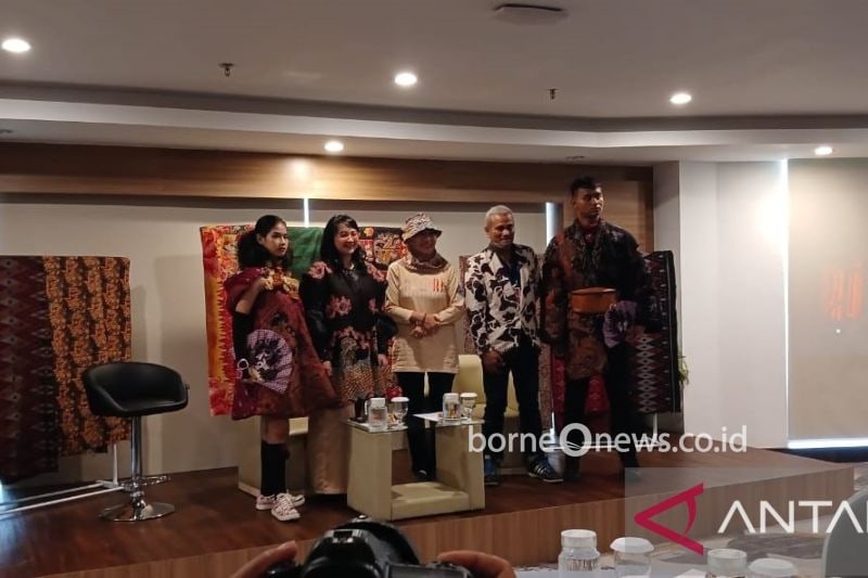 Ketua Dekranasda Kabupaten Kediri Eriani Annisa Hanindhito dalam Kediri Fashion Batik Festival (KFBF) 2024 di Kediri, Jawa Timur, Sabtu (14/9/2024). ANTARA/Asmaul