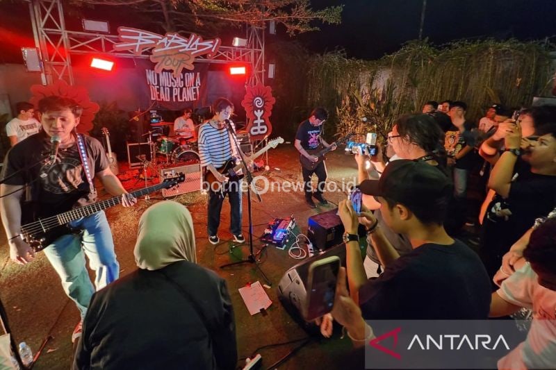 Band Las! Asal Pontianak dalam program No Music on a Dead Planet, menggelar konser BabLAS Tour di Kabupaten Ketapang yang menyoroti isu krisis iklim di Kalbar (ANTARA/Rendra Oxtora)
