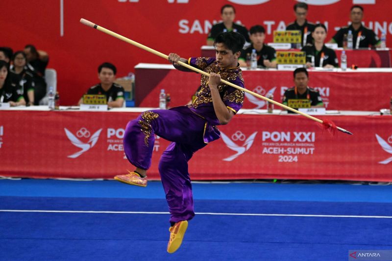 Atlet wushu Jawa Timur Ahmad Gifari Fuaiz beraksi pada final wushu taolu jianshu Qiangshu PON XXI Aceh-Sumut 2024 di Gedung Serbaguna Dinas Pemuda dan Olahraga Sumatera Utara (Disporasu), Deli Serdang, Sumatera Utara, Jumat (13/9/2024). ANTARA FOTO/Yulius Satria Wijaya. (ANTARA FOTO/YULIUS SATRIA WIJAYA)