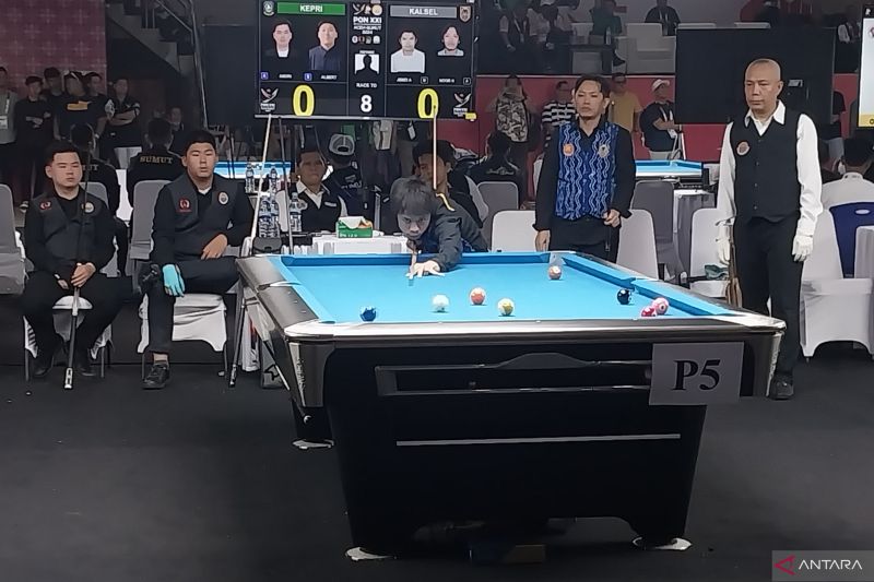 Pebiliar tim Kalimantan Selatan Jendy Apriadana saat berlaga bersama rekannya Noor Hidayattullah dalam laga final nomor 9 ball double putra cabang biliar PON Aceh-Sumut 2024 di Pardede Hall, Medan, Kamis (12/9/2024). Noor/Jendy memenangkan partai pamungkas untuk meraih medali emas setelah mengatasi perlawanan wakil Kepualauan Riau Andri/Albert dengan skor akhir 8-6. (ANTARA/Aloysius Lewokeda) (ANTARA/Aloysius Lewokeda)