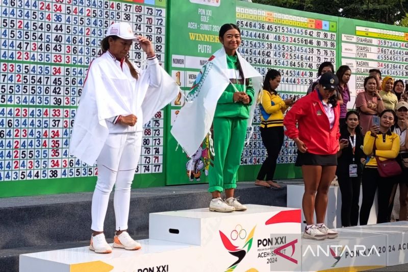 Ketiga peraih medali dalam pertandingan golf nomor perorangan putri pada PON XXI Aceh Sumatera Utara 2024 di Royal Sumatra Golf Course, Medan, Sumatera Utara, Sabtu (14/9/2024). (ANTARA/Agatha Olivia Victoria)