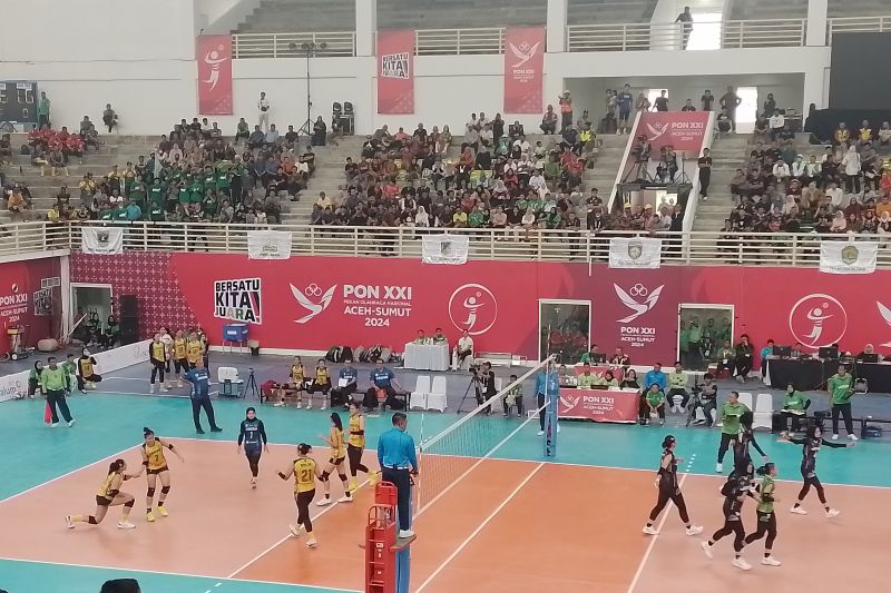 Suasana pertandingan bola voli indoor putri PON Aceh Sumut 2024 antara Jawa Barat menghadapi Jawa Timur di GOR Sumut Sport Center, Deli Serdang, Sabtu (14/9/2024). (ANTARA/Aldi Sultan)