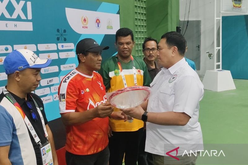 PP Pesti Serahkan 1.000 Raket untuk Sosialisasi Soft Tenis