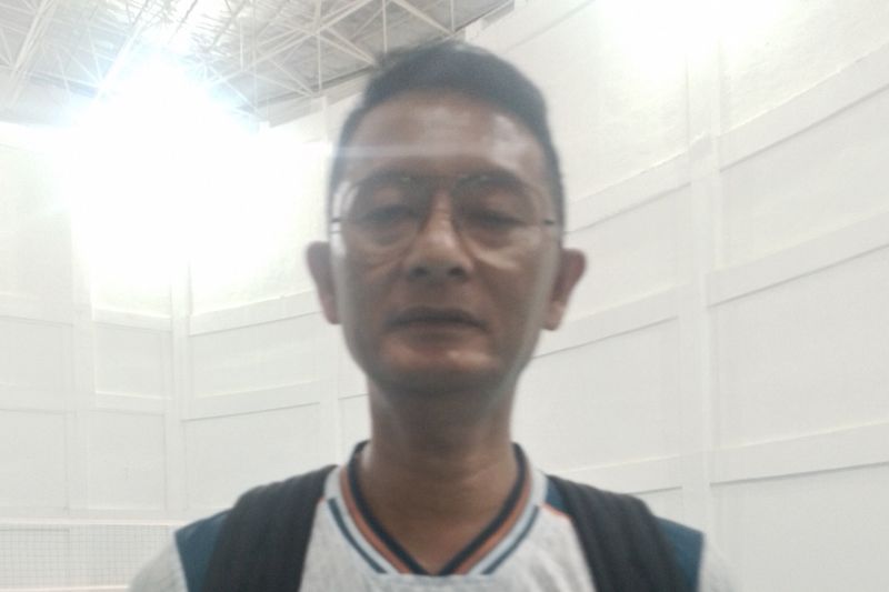 Pelatih tim voli putra Jawa Barat Samsul Jais ketika ditemui seusai pertandingan kontra Kalimantan Timur di GOR Bola Voli indoor Sumut Sport Center, Deli Serdang, Sabtu (14/9/2024). (ANTARA/Aldi Sultan)