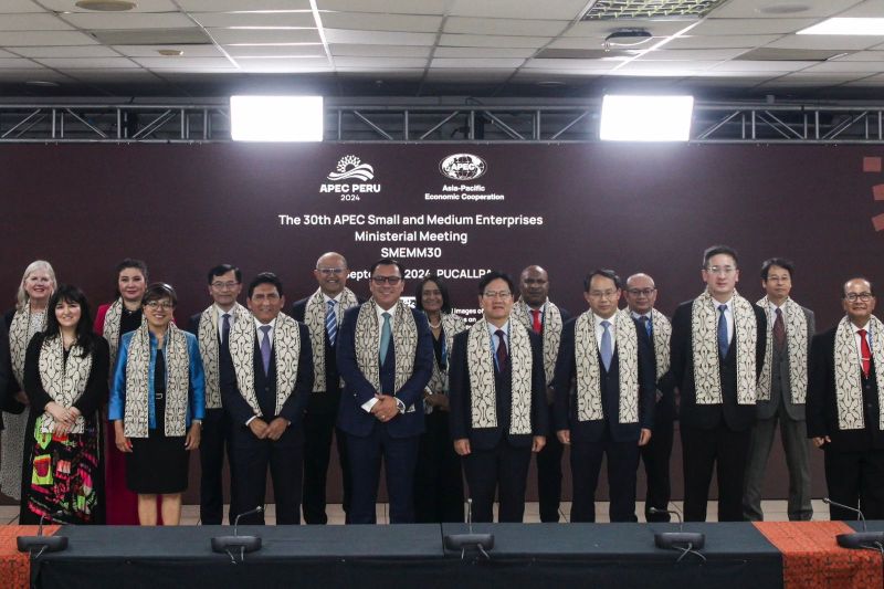 Sekretaris Kementerian Koperasi dan UKM Arif Rahman Hakim (kanan) dalam The 30th APEC Small And Medium Enterprises Ministerial Meeting (SMEMM30) di Pucallpa, Peru, Jumat (13/9/2024). ANTARA/HO-Kemenkop UKM