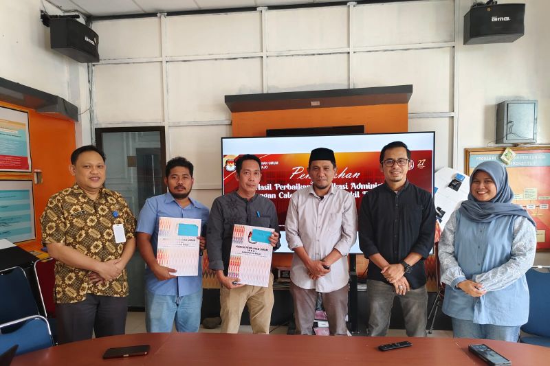 Penyerahan hasil perbaikan hasil penelitian persyaratan administrasi bakal pasangan calon kepala daerah Kabupaten Wajo, Sulawesi Selatan. ANTARA/HO-Humas KPU Wajo.