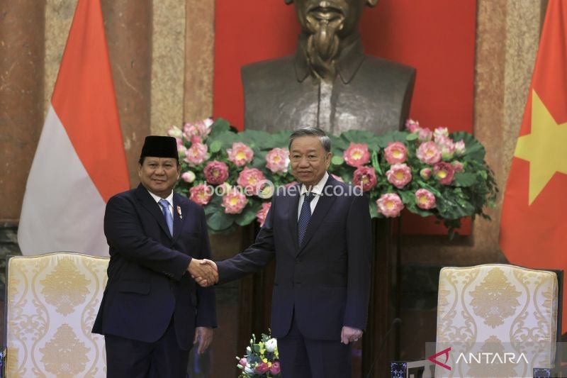 Menteri Pertahanan RI Prabowo Subianto (kiri) dan Presiden Vietnam Tô Lâm berjabat tangan saat keduanya bertemu di Hanoi, Vietnam, Sabtu (14/9/2024). ANTARA/HO-Biro Humas Setjen Kemhan RI.