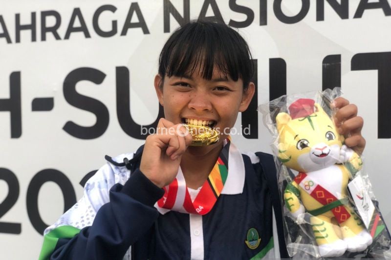 Pemain Jawa Barat (Jabar) Helsya Maeisyaroh berpose bersama medali emas cabang olahraga sepak bola putri di Pekan Olahraga Nasional (PON) XXI Aceh-Sumut 2024 yang diraih setelah menggilas DKI Jakarta dengan skor 3-0 di Stadion Mini Pancing, Deli Serdang, Sabtu (14/9/2024). (ANTARA/Zaro Ezza Syachniar)