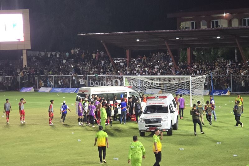 Mobil ambulan berada di lapangan dalan pertandingan sepakbola putra antara Aceh vs Sulsel di Stadion Dimurthala pada Sabtu (14/9/2024). ANTARA/Hendri Sukma Indrawan