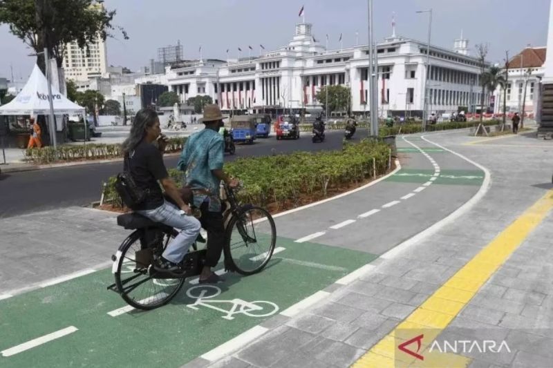 Pesepeda melintasi jalur sepeda yang selesai dibangun di Jalan Lada, kawasan Kota Tua, Jakarta, Rabu (24/8/2022). ANTARA FOTO/Aditya Pradana Putra/rwa.