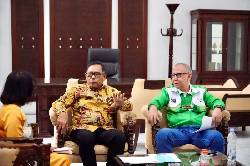 Sekretaris BPH Migas Patuan Alfon S (kiri) saat rapat Finalisasi Draf Perjanjian Kerja Sama BPH Migas dan Pemerintah Provinsi Sumatera Utara di Medan, Sumut, Jumat (13/9/2024). ANTARA/HO-BPH Migas