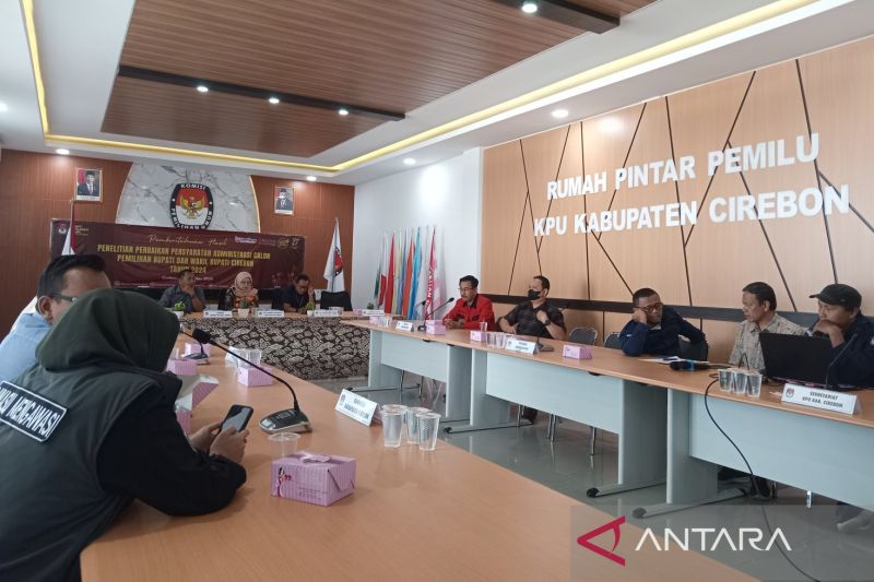 KPU Kabupaten Cirebon saat mengumumkan hasil perbaikan syarat pecalonan dari masing-masing bapaslon peserta Pilkada 2024 di Cirebon, Jawa Barat, Sabtu (14/9/2024). (ANTARA/Fathnur Rohman)