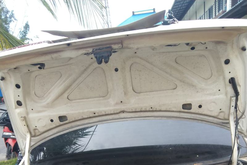Barang bukti kejahatan penyalahgunaan minyak tanah subsidi yang diangkut menggunakan mobil sedan oleh nelayan dari Pulau Tomoyong ke Kota Batam, Minggu (15/9/2024). (ANTARA/HO-Bidhumas Polda Kepri)