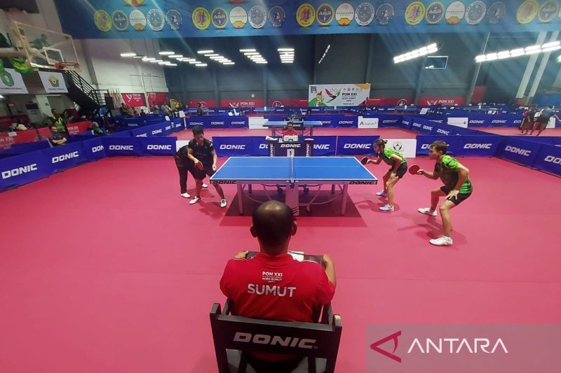 Pasangan ganda campuran Jawa Timur Affan Mauluduna Pratama dan Dwi Oktaviani Sugiarto (kanan) akan berhadapan dengan sesama pasangan Jatim Ficky Supit Santoso dan Christine Ferliana di babak semifinal PON XXI Aceh-Sumatera Utara. (ANTARA/Aditya Ramadhan)