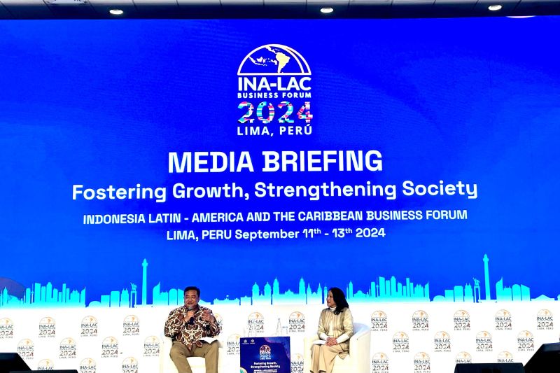 Direktur Jenderal Amerika dan Eropa Kementerian Luar Negeri (Kemlu) RI Umar Hadi (kiri) dalam agenda media briefing Forum Bisnis Indonesia dengan negara-negara Amerika Latin dan Karibia (INALAC Business Forum) di Lima, Peru. ANTARA/HO-Kemlu RI.