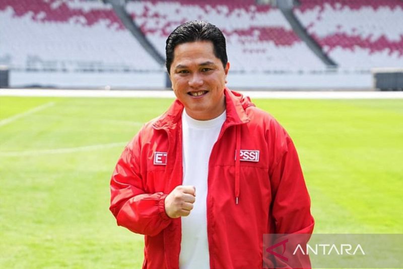 Ketum PSSI Erick Thohir (tengah) meninjau kondisi Stadion Utama Gelora Bung Karno (GBK) di Senayan, Jakarta, Sabtu (7/9/2024). ANTARA/HO-PSSI/am.