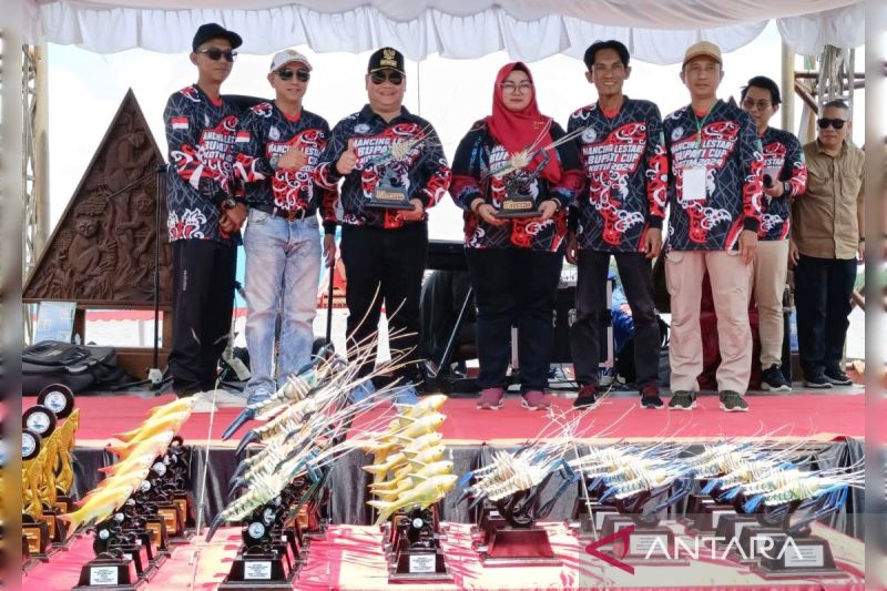 Bupati Kotim Halikinnor dan Wakil Bupati Kotim Irawati hadir dalam Lomba Mancing Lestari Bupati Cup di Seranau, 14-15 September 2024. ANTARA/Devita Maulina