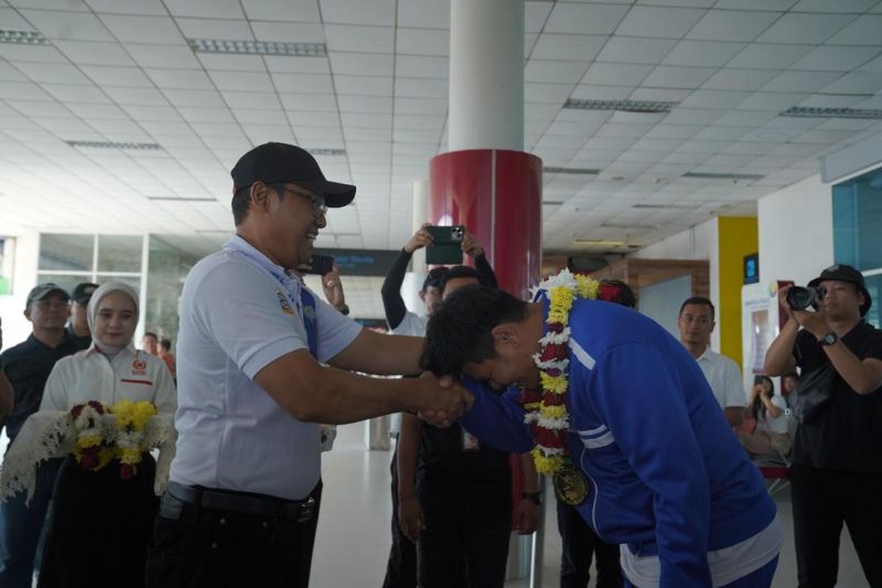 Penjabat Gubernur Kepulauan Babel Sugito saat memyambut kedatangan para atlet kontigen Babel di Bandara Depati Amir Pangkalpinang, Minggu (15/9/2024) (ANTARA/HO-Diskominfo Babel)