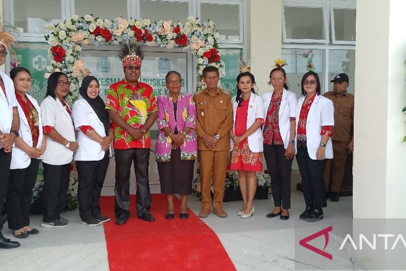 Arsip - Para dokter di Kabupaten Biak Numfor saat menghadiri peresmian Puskesmas Biak Kota dengan mantan Bupati Herry Ario Naap dan eks Wabup Calvin Mansnembra. ANTARA/Muhsidin