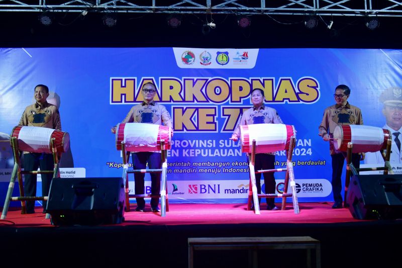 Pj Gubernur Sulsel Zudan (dua kiri) bersama Deputi Perkoperasian Kemenko UKM Ahmad Zabadi (dua kanan) memukul beduk tanda pembukaan Harkopnas di Selayar, Sabtu (14/9/2024) malam. ANTARA/HO-Pemprov Sulsel
