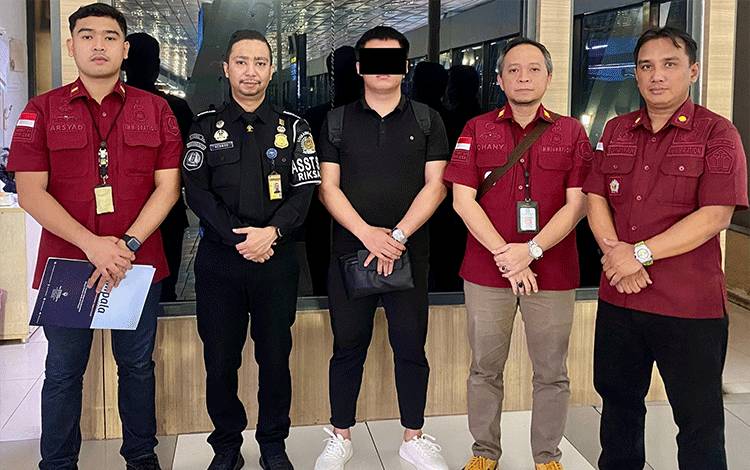 Imigrasi Palangka Raya Deportasi WNA Asal Tiongkok yang Melanggar Ketentuan Izin Tinggal