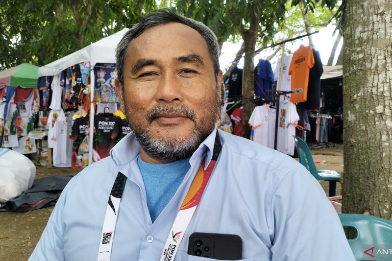 Pelatih dayung kontingen Jawa Barat Mohammad Suryadi saat diwawancarai di venue cabang olahraga dayung di Bendungan Keuliling, Kabupaten Aceh Besar, Minggu (15/9/2024). ANTARA/Muhammad Zulfikar.