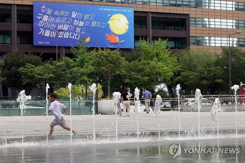 Peringatan gelombang panas dikeluarkan untuk seluruh wilayah Seoul pada Minggu (15/9/2024), untuk pertama kalinya peringatan itu dikeluarkan pada akhir tahun ini, menurut otoritas cuaca Korea Selatan. / ANTARA/Yonhap/py