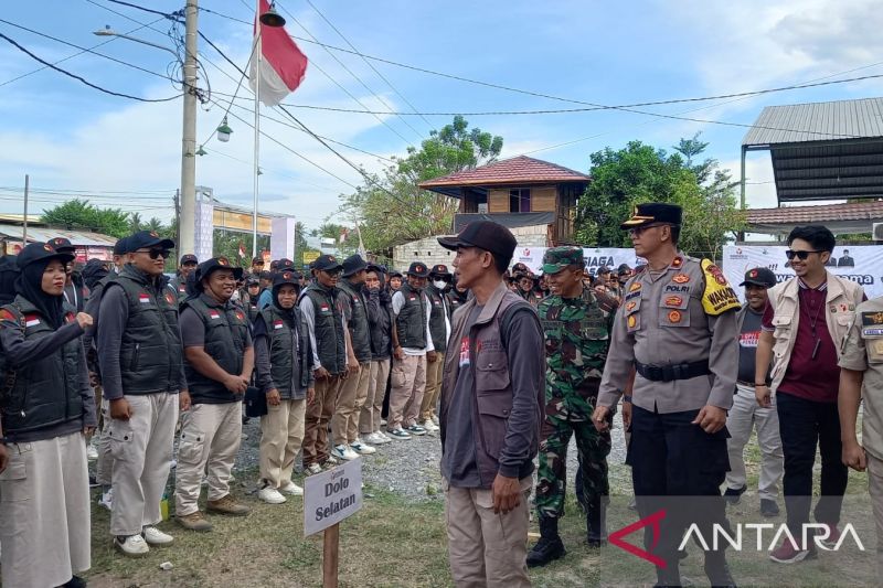 Ketua Badan Pengawas Pemilihan Umum (Bawaslu) Kabupaten Sigi Hairil didampingi pihak TNI dan Polri serta Sentra Gakkumdu melakukan pengecekan terhadap panwascam dan PKD pada Apel Siaga Pengawasan Pilkada tahun 2024 di Kabupaten Sigi, Sulawesi Tengah, Minggu (15/9/2024) ANTARA/Moh Salam