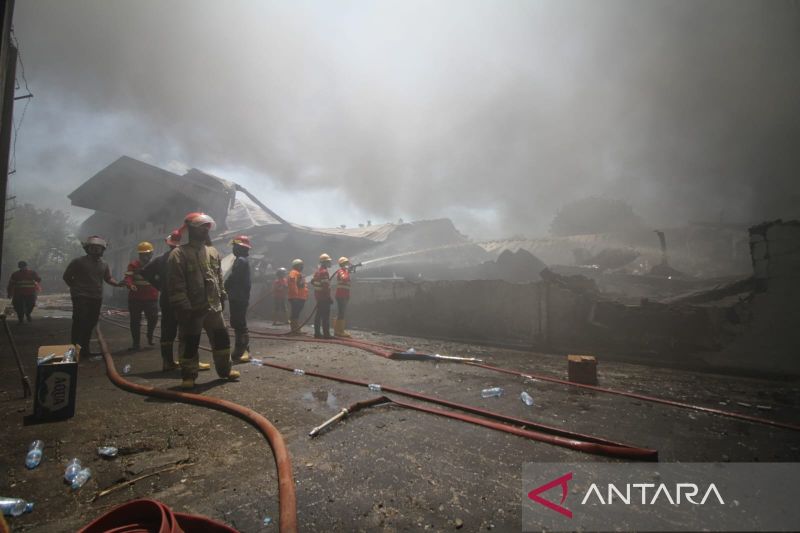 Sejumlah petugas pemadam kebakaran berupaya memadamkan api yang membakar pabrik di kawasan Jalan Raya Sidorejo Krian, Sidoarjo, Jawa Timur, Minggu (15/9/2024). ANTARA FOTO/UmarulFaruq