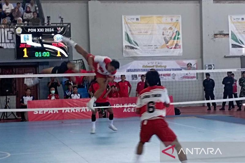 Pemain Jawa Timur mencoba menghadang smes pemain Sulawesi Selatan pada final cabang olahraga sepak takraw PON XXI Aceh-Sumut nomor tim ganda putra di Gedung Idi Sport Center, Idi, Kabupaten Aceh Timur, Minggu (15/9/2024). ANTARA/M Haris SA