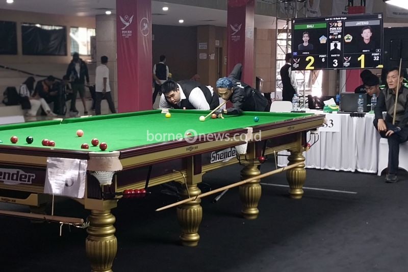 Pebiliar asal Bali I Puti Edi Wirawan berlaga melawan wakil Jawa Tengah Ricky Yang pada babak 16 besar nomor snooker 15 reds single putra di Pardede Hall, Medan, Minggu (15/9/2024). Wirawan menang tipis atas Ricky dengan skor 3-2 untuk melaju ke babak perempat final pada nomor tunggal itu. (ANTARA/Aloysius Lewokeda)
