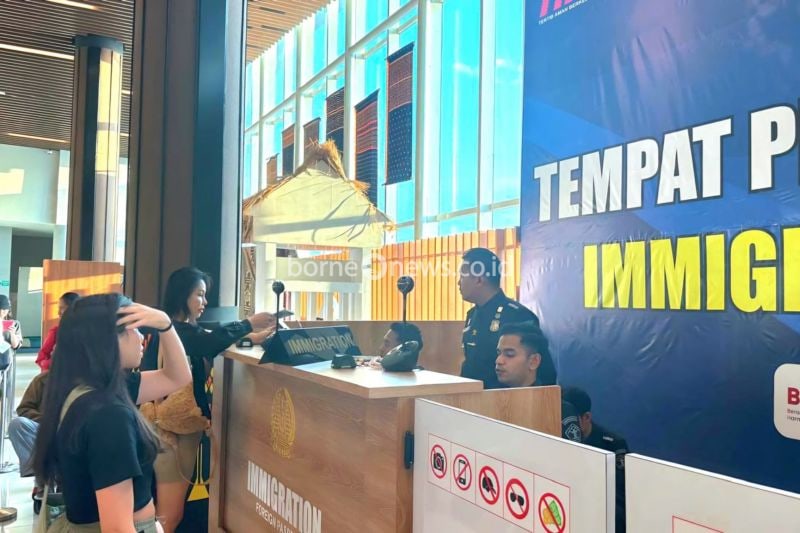 Suasana pemeriksaan imigrasi di Bandara Internasional Komodo Labuan Bajo. (ANTARA/HO-Kantor Imigrasi Labuan Bajo)