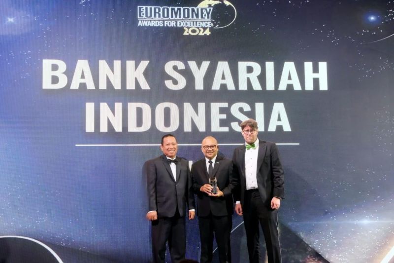 Direktur Wholesale Transaction Banking BSI Zaidan Novari (kiri) dan Direktur Information Technology BSI Saladin Dharmanugraha Effendi (tengah) saat menerima penghargaan Best Digital Bank dalam ajang internasional Euromoney Awards for Excellence 2024 di Singapura, Kamis (12/9/2024). ANTARA/HO-BSI