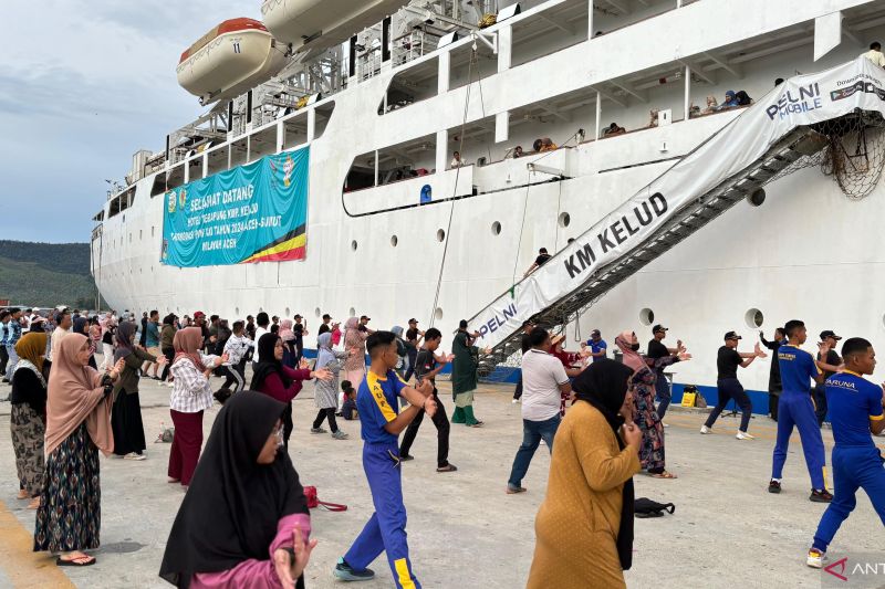 Masyarakat melakukan senam pagi di depan KM Kelud yang dijadikan akomodasi terapung untuk mendukung PON XXI Aceh-Sumut 2024 di Pelabuhan Malahayati, Aceh Besar, Minggu (15/9/2024). (ANTARA/HO-Pelni)