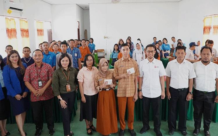 Kegiatan edukasi keuangan dalam rangka Road to Hari Indonesia Menabung dan Bulan Inklusi Keuangan bersinergi dengan PT BPD Kalimantan Tengah Cabang Buntok Barito Selatan yang dilaksanakan di Aula SMK Negeri 1 Buntok.(FOTO: Istimewa)