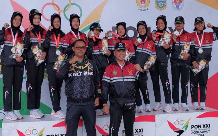 Tim Drumband Kalteng saat menerima medali di PON XXI. (FOTO: PRIBADI)
