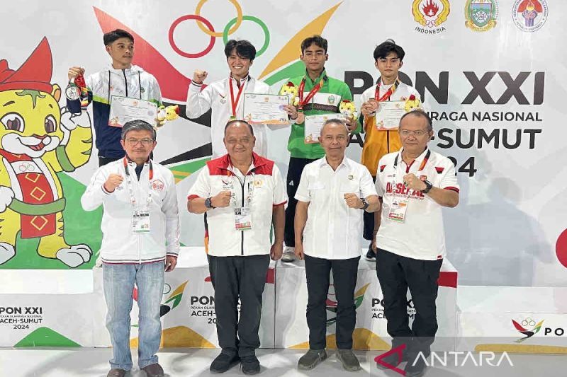 Ketua Umum Komite Olahraga Nasional Indonesia (KONI) Marciano Norman (kedua kiri baris depan), Ketua Umum Pengurus Besar Taekwondo Indonesia (PBTI) Letjen TNI Richard Tampubolon (kedua kanan baris depan), atlet taekwondo peraih emas freestyle putera PON XXI Andi Sultan Altaf Mirza (kedua kiri baris kedua) di Deli Serdang, Sumatera Utara, Minggu (15/9/2024). ANTARA/Harianto