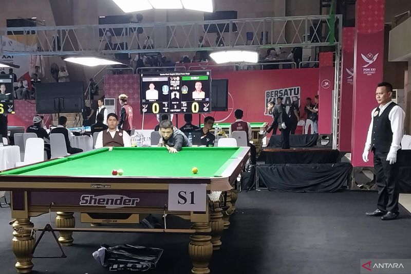 Pebiliar Marlando Sihombing melakoni laga perempat final nomor english billiard 100 frame single putra cabang biliar PON Aceh-Sumut 2024 di Pardede Hall, Medan, Minggu (15/9/2024). Marlando menaklukkan wakil Jawa Timur Khoirul Umam dengan skor telak 3-0 untuk melaju ke babak semifinal. (ANTARA/Aloysius Lewokeda)