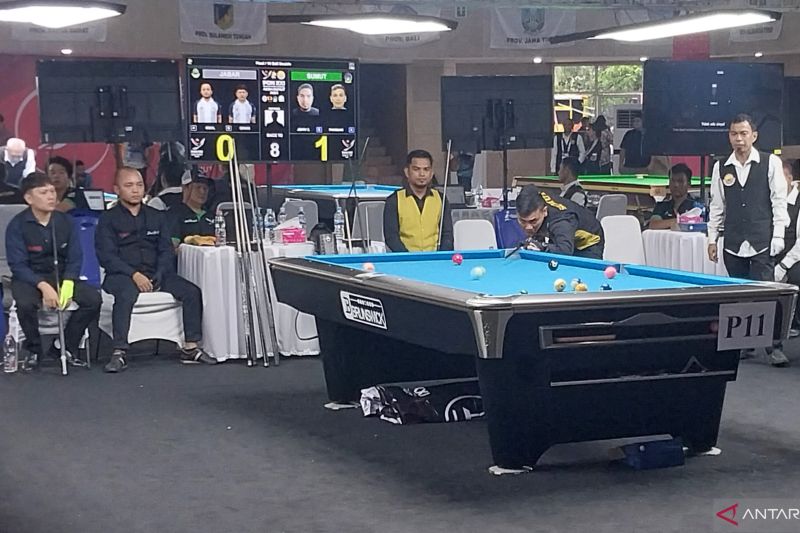 Pebiliar dari tim Sumatera Utara Punguan Hasiholan Sihombing berlaga dalam partai final nomor 10 ball double putra cabang biliar PON Aceh-Sumut 2024 di Pardede Hall, Medan, Kamis (12/9/2024). Pungunan bersama rekannya Jefry Zen keluar sebagai juawa setelah mengalahkan wakil Jawa Barat Irsal Afrinneza Nsaution/Erwin dengan skor akhir 8-6. (ANTARA/Aloysius Lewokeda)