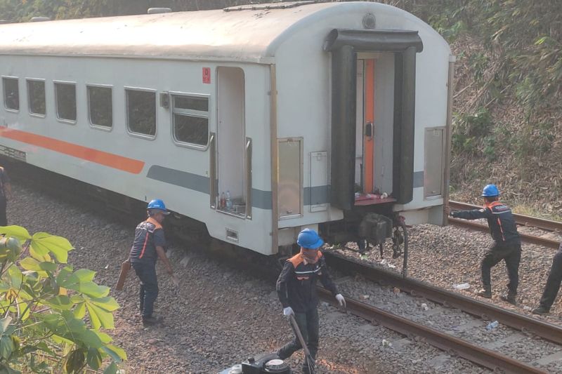 The evacuation process of the derailed power car of the Walahar Commuter Line Train in Purwakarta, West Java, on Sunday (September 15, 2024). ANTARA/HO KAI Daop 2 Bandung)