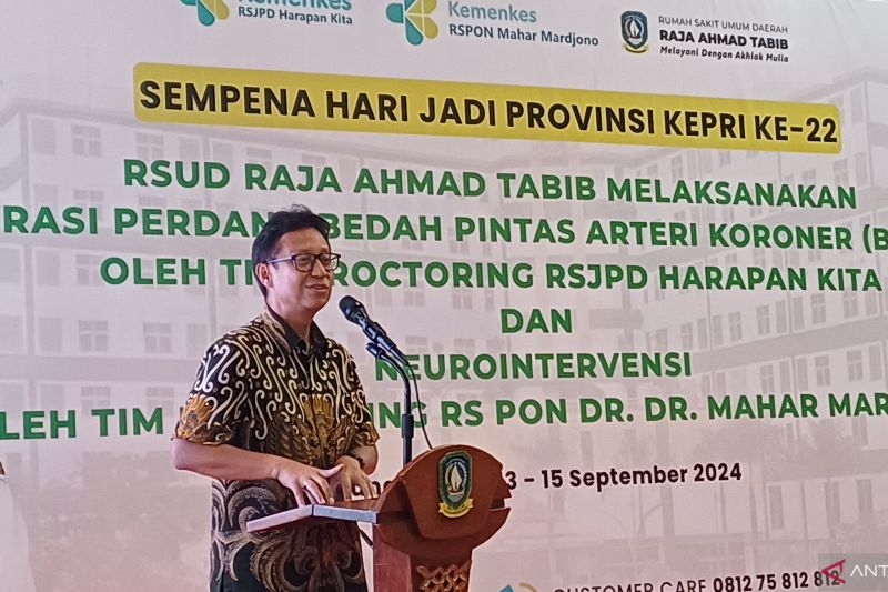 Health Minister Budi Gunadi Sadikin officiated the coronary artery bypass surgery (by pass) and neurointervention health services at the Raja Ahmad Tabib Regional Hospital in Tanjungpinang, Riau Islands, on Sunday (September 15, 2024). (ANTARA/Ogen/rst)