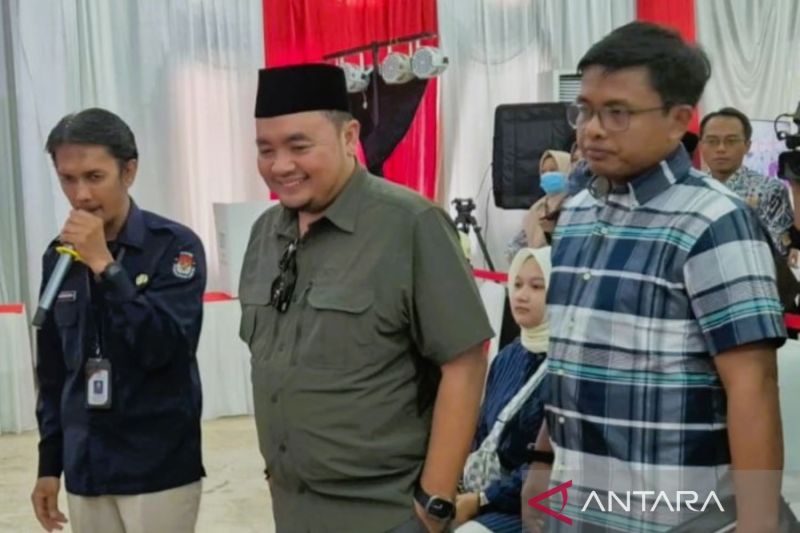 Ketua KPU RI Mochammad Afifuddin (tengah) di dampingi anggotanya Idham Kholik (kanan), dan Ketua KPU Maros Jumaedi (kiri) saat peninjuan simulasi pencoblosan Pilkada serentak khusus daerah paslon tunggal, di Gedung Serbaguna Pemerintah Kabupaten Maros, Sulawesi Selatan, Minggu (15/9/2024). ANTARA